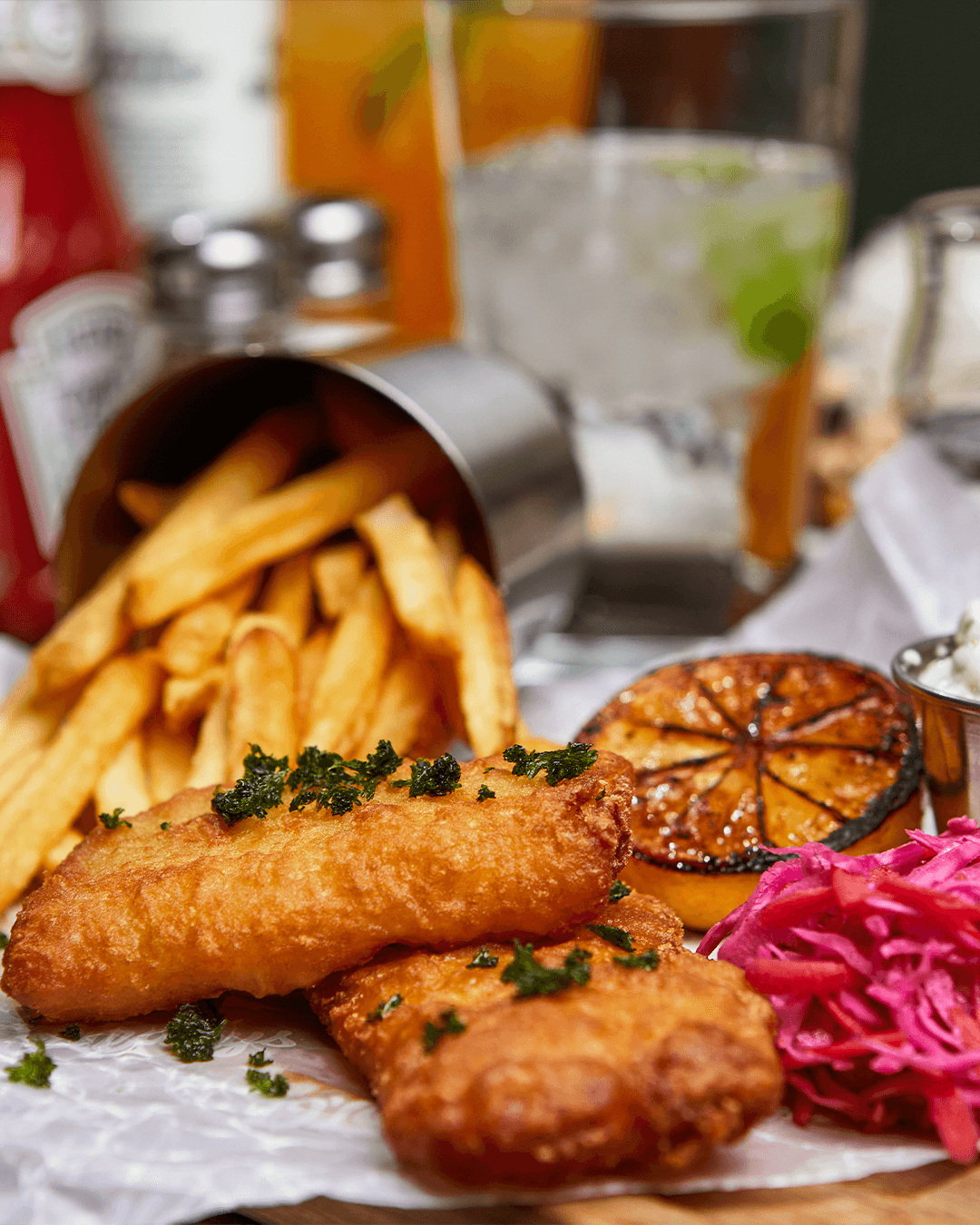 Fish and chips med aioli, pickad rödlök, grillad citron och persilja som dekorativ garnering
