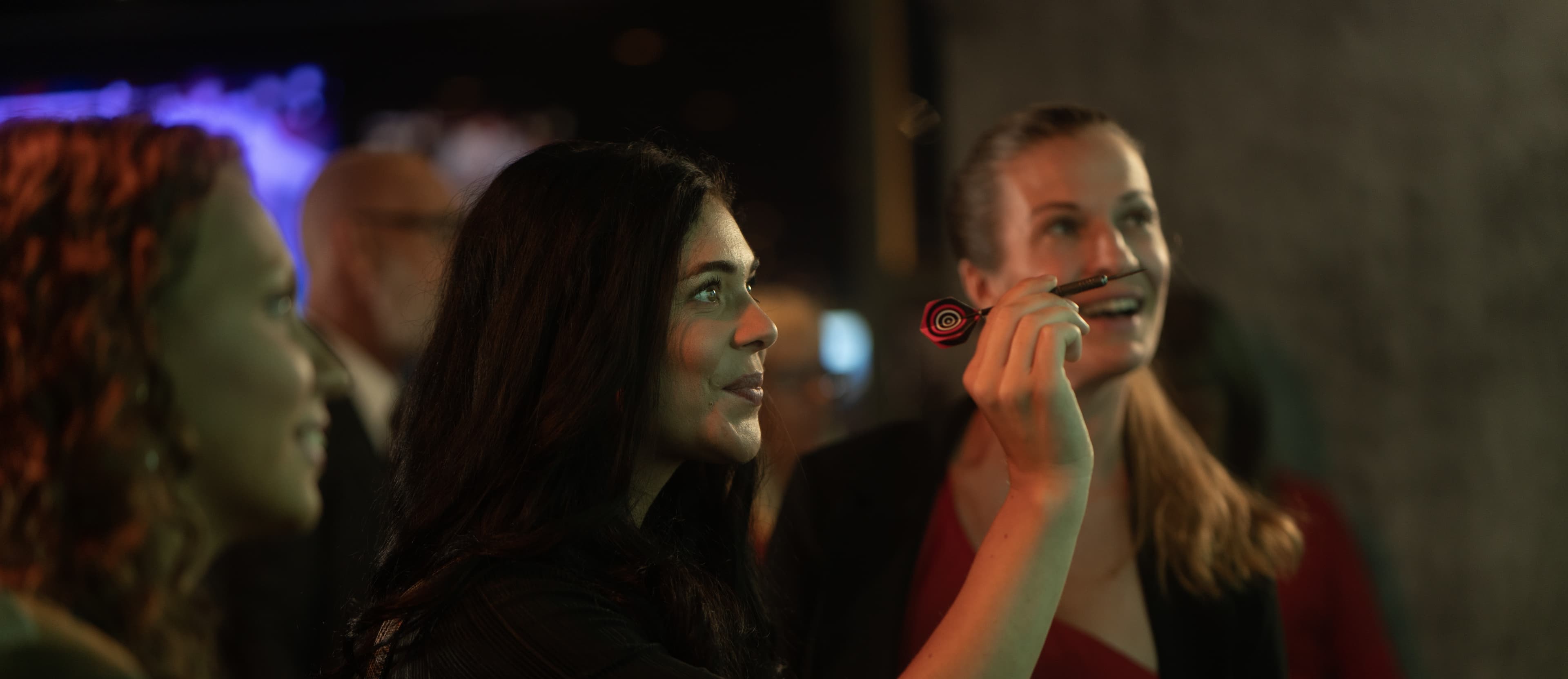 Vrouw aan het darten bij O'Learys