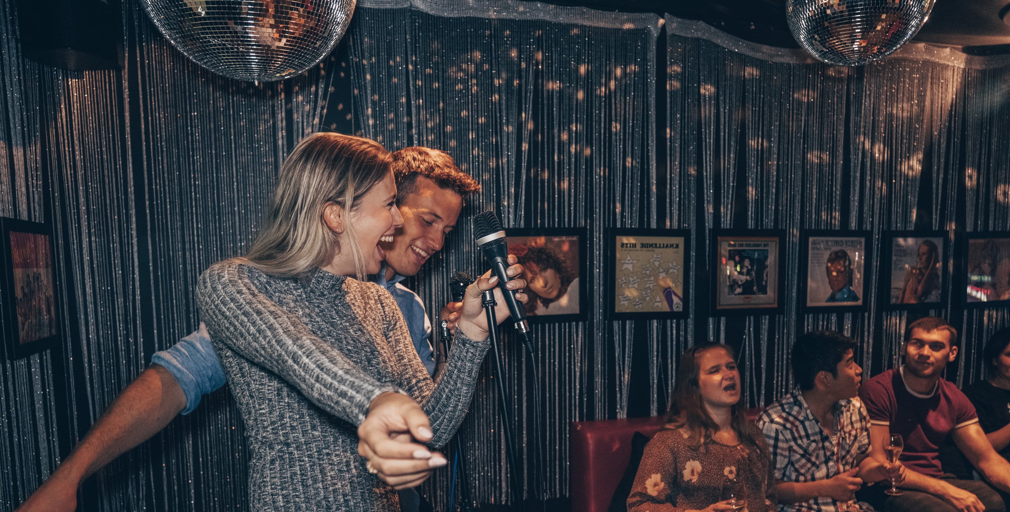 Man en vrouw zingen karaoke bij O'Learys
